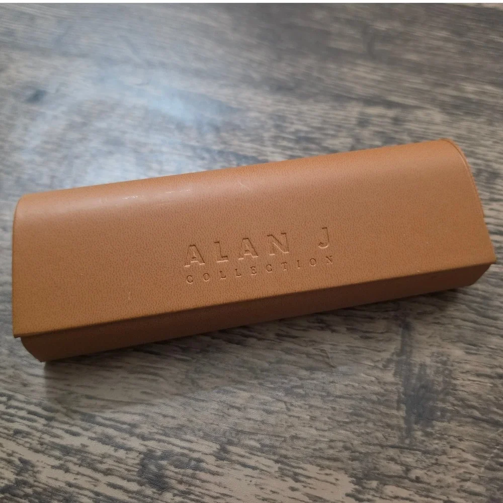 ALAN J Eyeglass Case Unisex OS‎ Tan Faux Leather Magnetic Hard Shell Case
